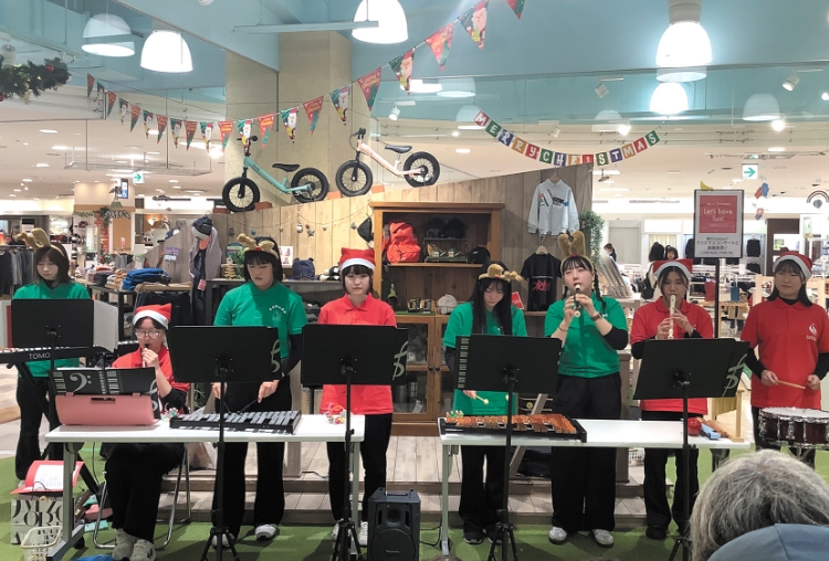 音楽を演奏している様子