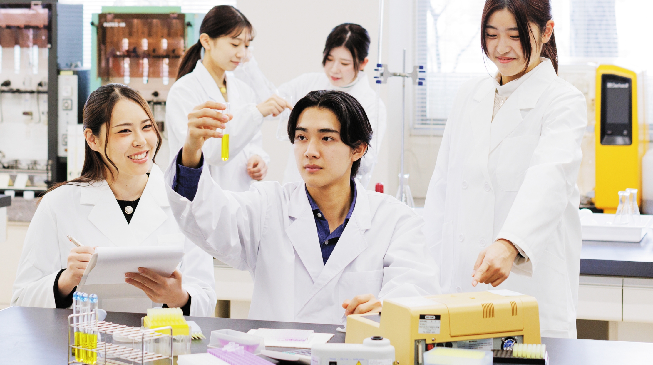 「食べ物」で人を笑顔に 2026年男女共学化 人間健康学部 食マネジメント学科 【管理栄養士養成課程】