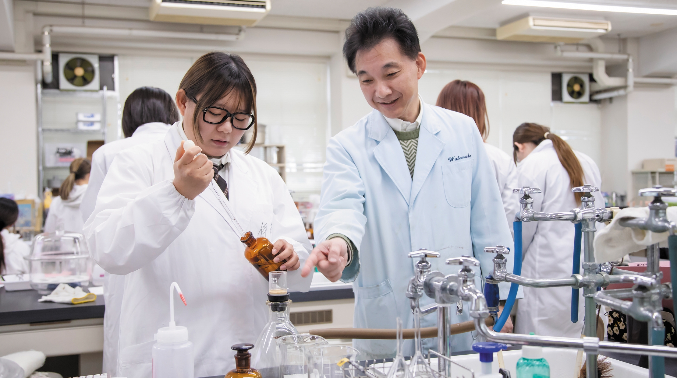 「食べ物」で人を笑顔に 2026年男女共学化 人間健康学部 食マネジメント学科 【管理栄養士養成課程】