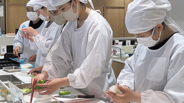 料理している様子